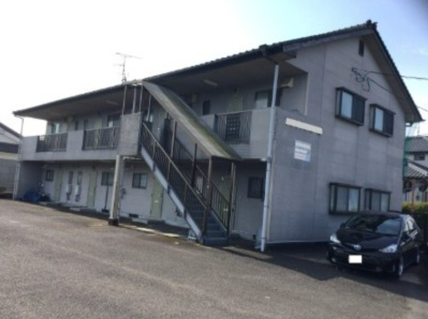 改修工事前のFアパート外観、色あせた外壁と屋根