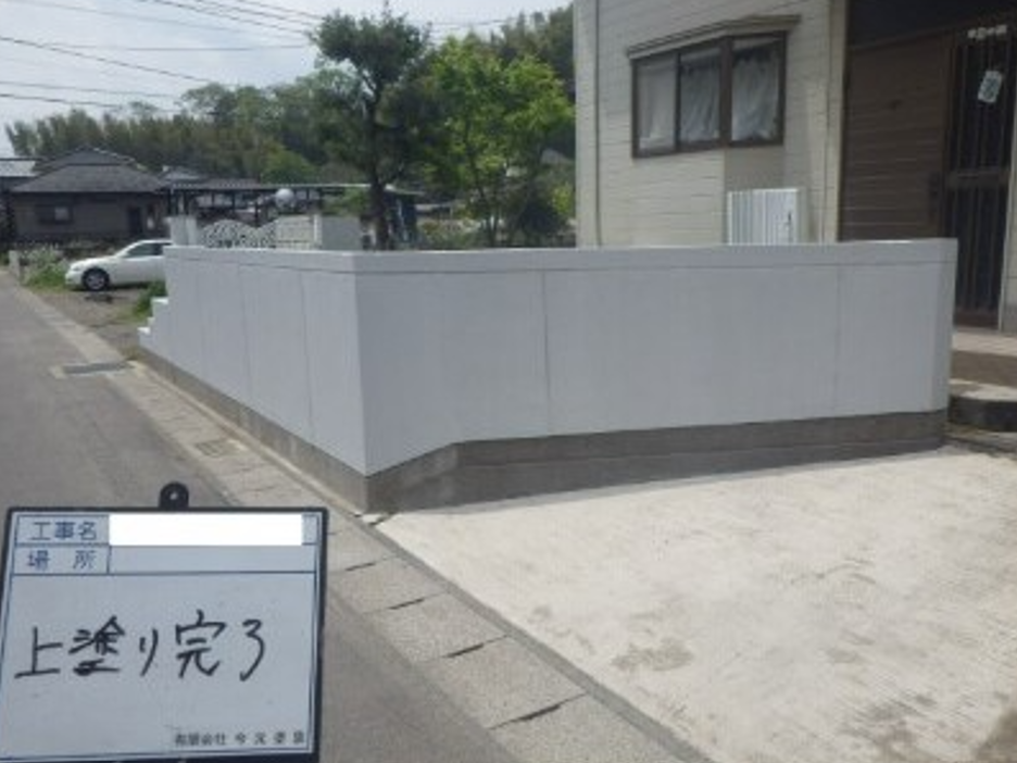 塗装後のH様邸の外塀、白く塗り替えたコンクリート塀