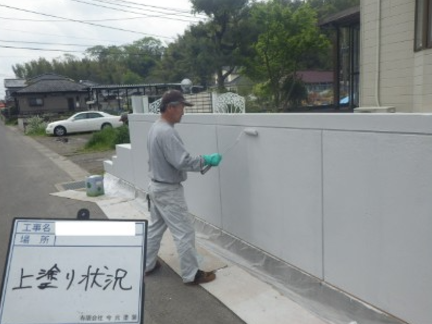 H様邸 塀塗装工事でローラーを使った上塗り作業
