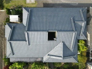 塗替後のH様邸の瓦屋根、濃いグレーに仕上げた屋根