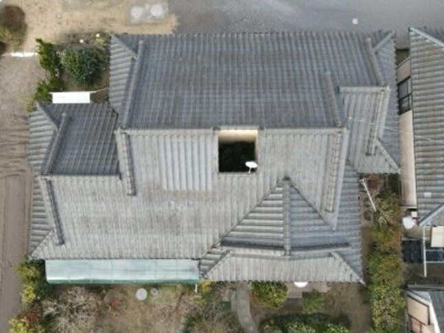 塗替前のH様邸の瓦屋根を上空から見た様子