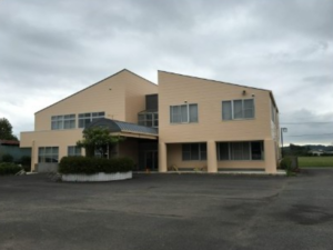 塗装後のK事務所・工場の外観、ベージュに塗り替えた外壁
