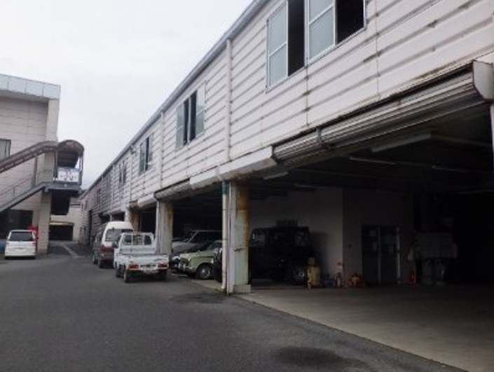 改修前のKCAA福岡会場の外観と車庫スペース