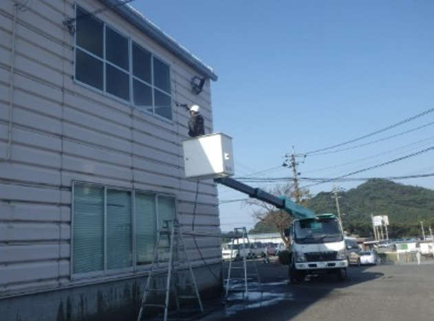 KCAA福岡会場改修工事で高所作業車を使った外壁の洗浄作業