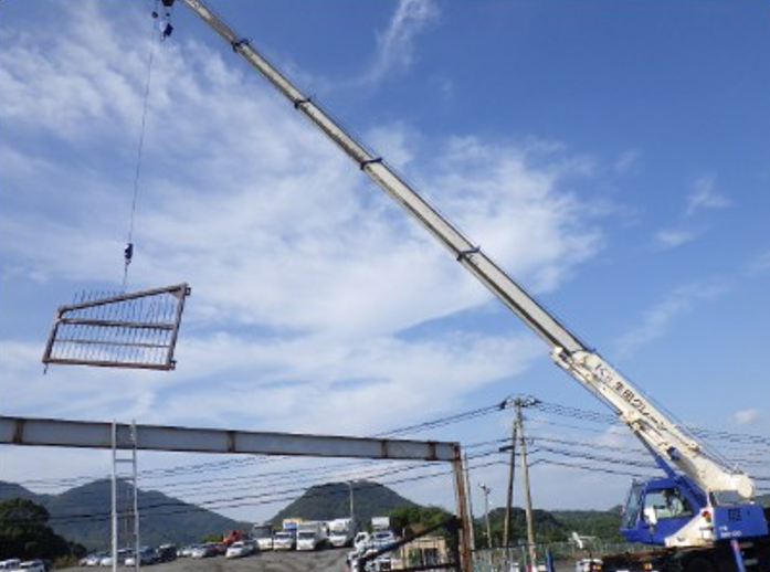 KCAA福岡会場改修工事でクレーンを使った門扉の撤去作業