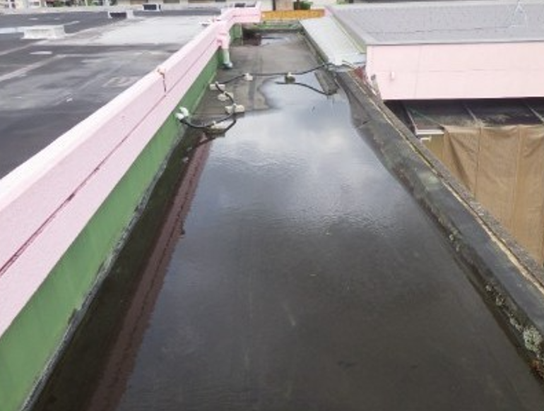防水工事前のM幼稚園屋上、劣化した防水層
