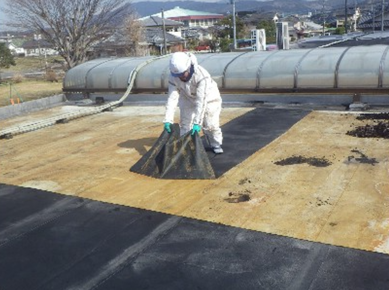 M幼稚園屋上防水工事での既存防水層の撤去作業