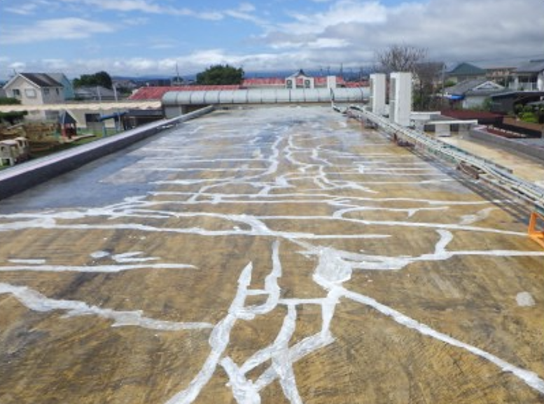 防水工事前のM幼稚園屋上、ひび割れを補修した下地