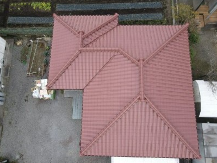 塗替後のM様邸の瓦屋根、赤茶色に仕上げた屋根