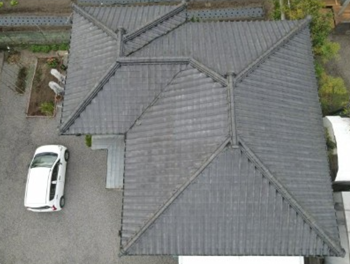 塗替前のM様邸の瓦屋根を上空から見た様子