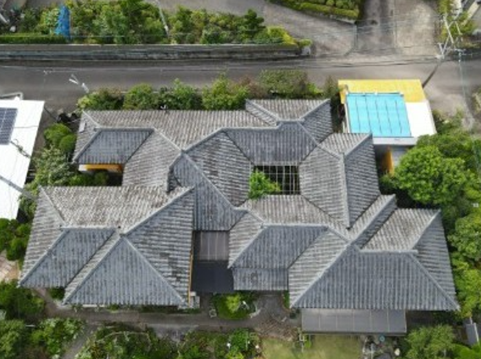 塗替前のN様邸の瓦屋根を上空から見た様子
