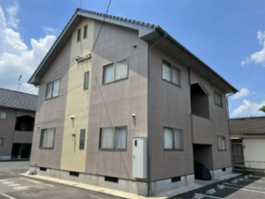 塗替後のRアパート外観、2色に塗り分けた外壁
