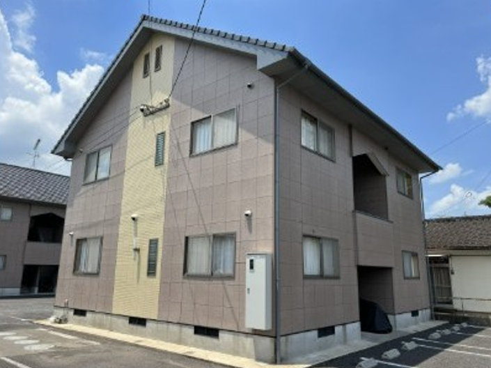 塗替後のRアパート外観、2色に塗り分けた外壁
