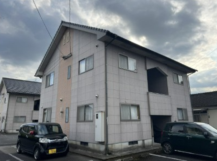 塗替前のRアパート外観、色あせた外壁