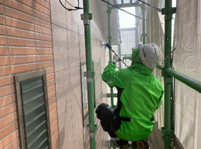 Rアパート塗替工事での外壁の高圧洗浄作業