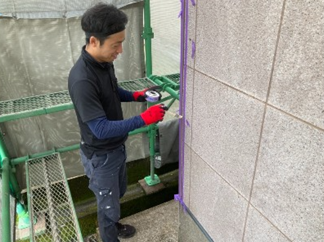 Rアパート塗替工事での外壁目地のシーリング打ち替え作業