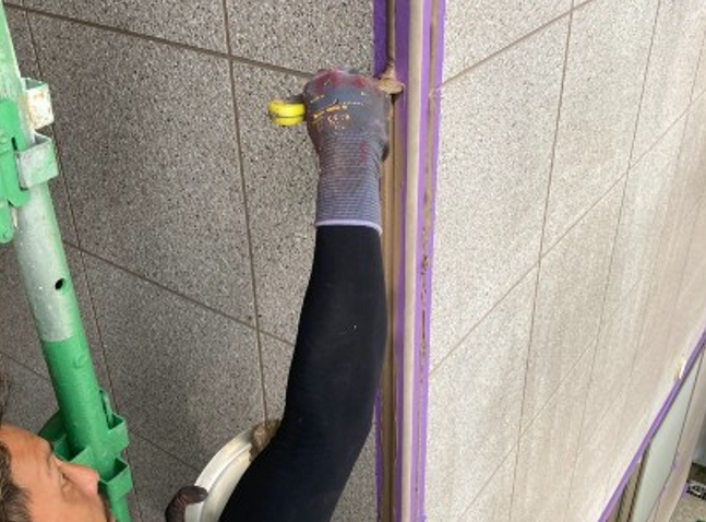 Rアパート塗替工事でシーリング材をならす作業