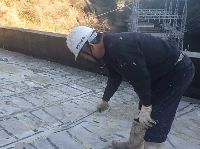 三財発電所屋根防水工事での防水層の下地処理作業