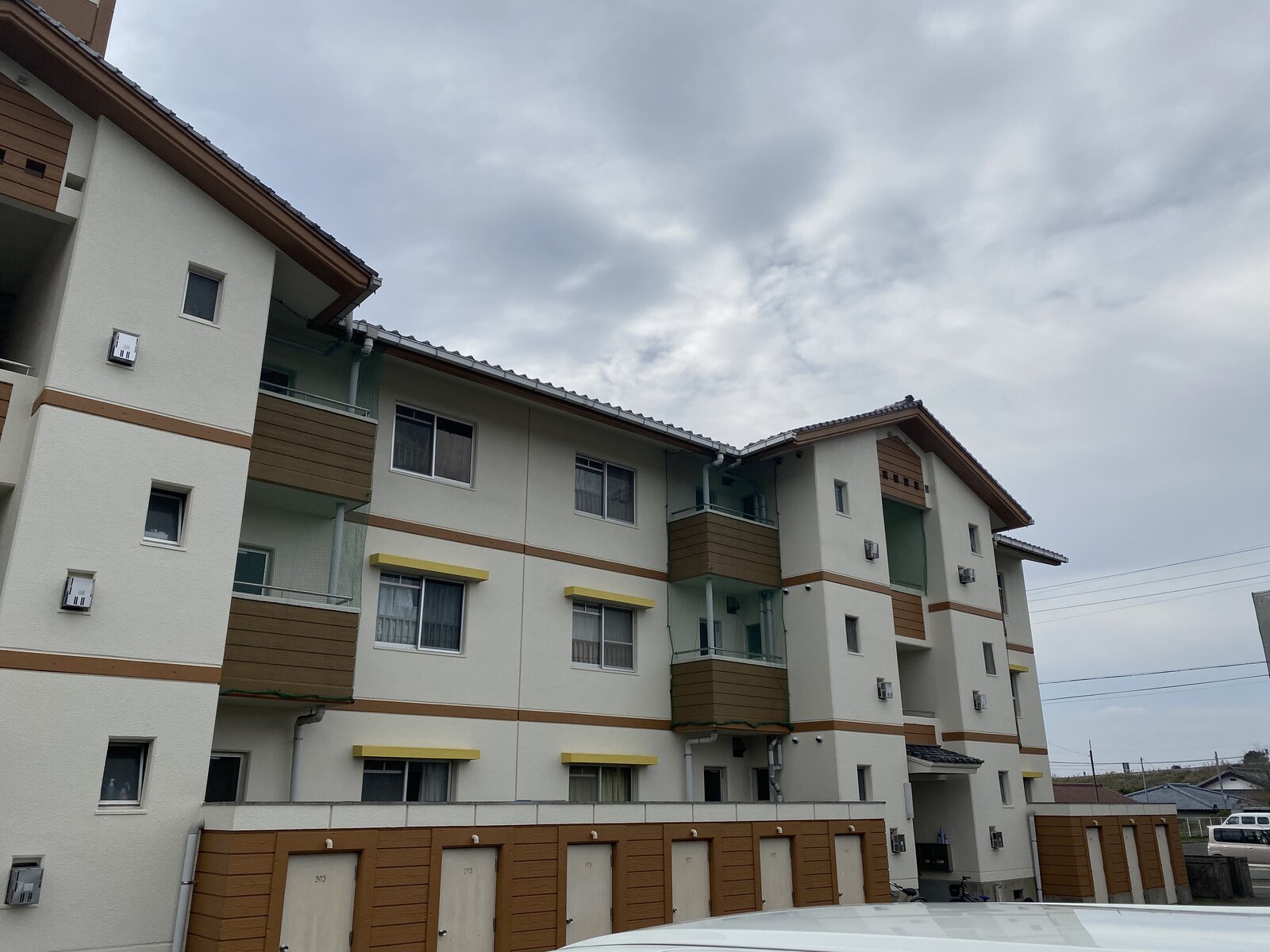 外壁の塗り替えを終えた3階建ての集合住宅